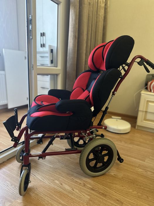 Продам детскую инвалидную коляску
