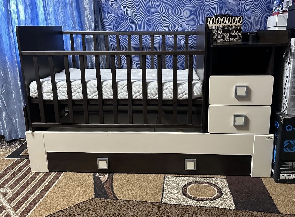 Продам кроватку с маятником