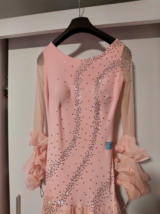 vand rochita dans sportiv standard