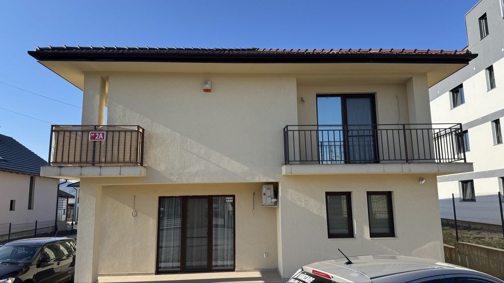 Casă Modernă în Zona Castelului Transilvania – Eleganță și Liniște