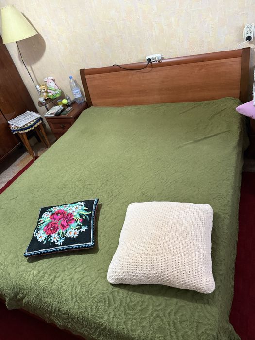 Продам кровать и 2 тумбочки