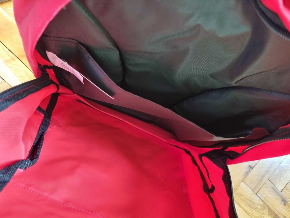 Спортна червена раницата