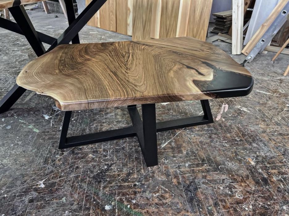 Трапезна и холна маса от цял орех и черна епоксидна смола