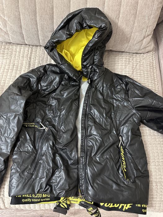 Продам осеннюю куртку на девочку