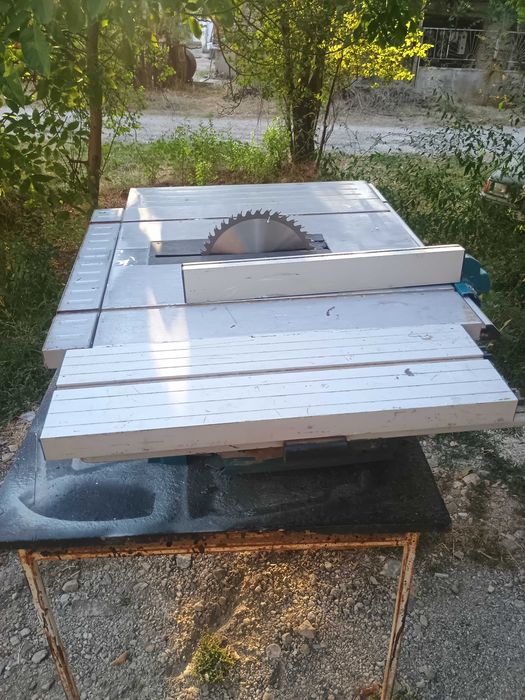 Настолен циркуляр Макита MLT100N