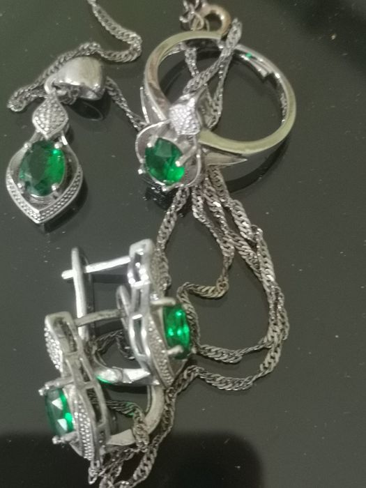 Сребърен комплект с изящни залени камъни