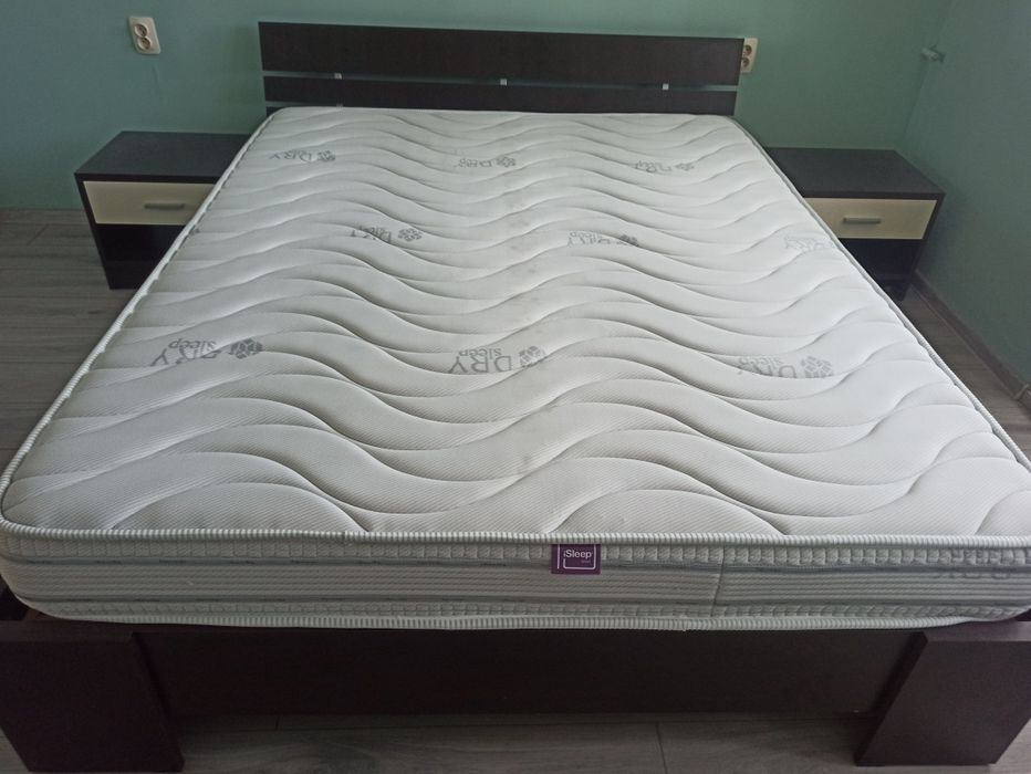 Спалня с подматрачни рамки и запазен двулицев матрак 160/200