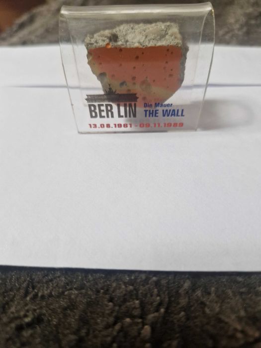 Продава се камъче от Берлинската стена