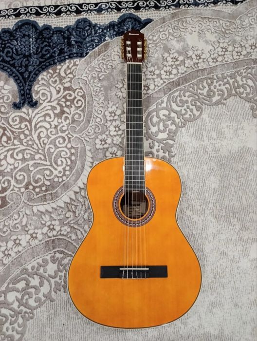 Yangi ishlatilmagan gitara sotiladi