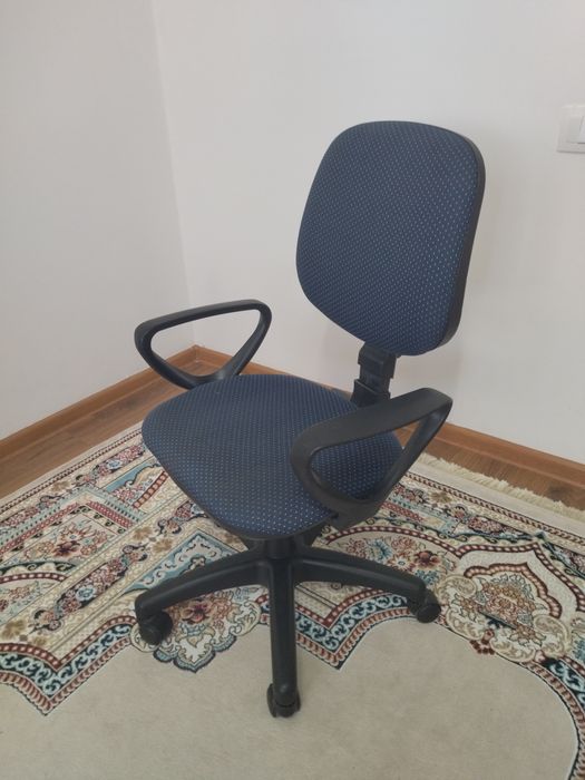 Продаю стул офисный