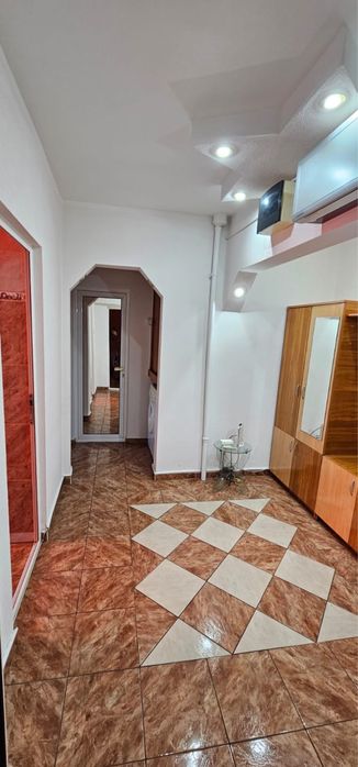 Inchiriez apartament cu doua camere decomandate Micro 21,etaj 2/4,mobilat si utilat