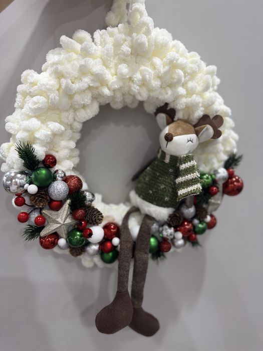 Коледен венец с играчка