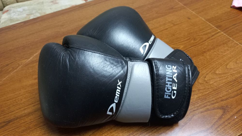 Продам шлем, перчатки и наколенники