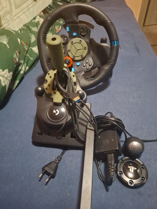 Vând volan logitech g29