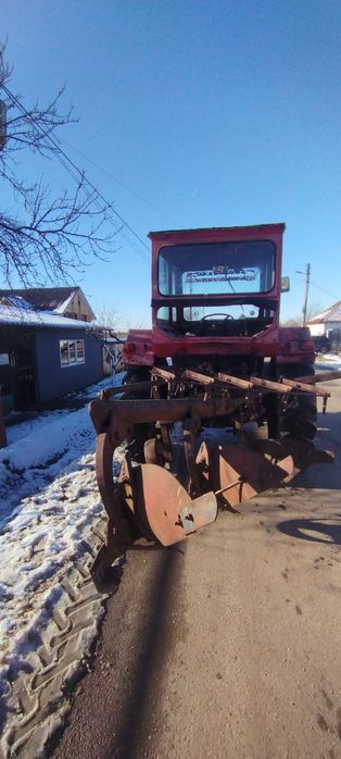 VÂND TRACTOR U650 se dă cu plug și grapa după el prețul este de 3500€