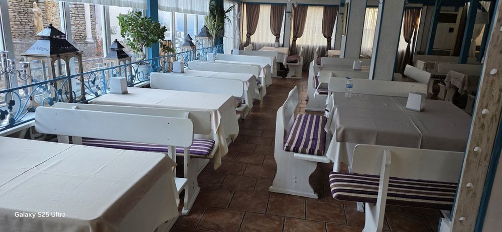 Продавам комплекти дървени маси с пейки