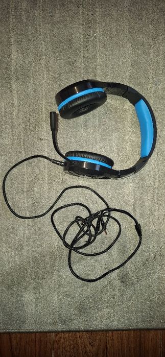 Pachet o pereche de casti si o tastatura