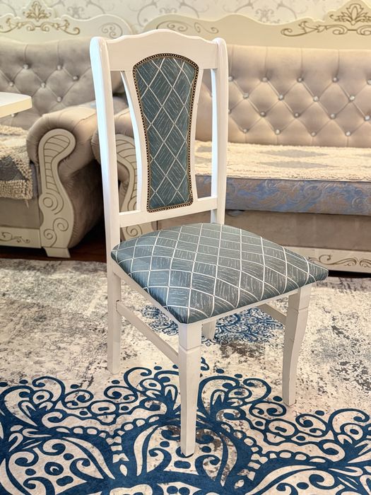 Продам стол со стульями на 12 персон