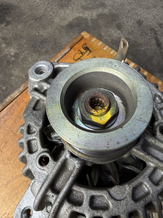 Генератор на Toyota (Camry ) 100A Bosch