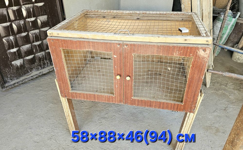 Товуқ ва қуён катаклар сотилади.