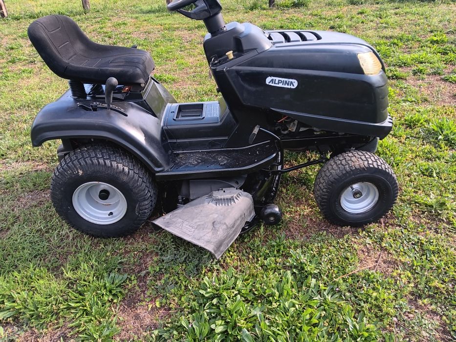 Tractoras de tuns iarba și gazon