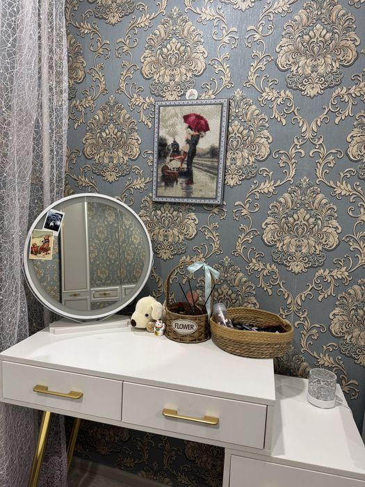 Туалетный столик с зеркалом