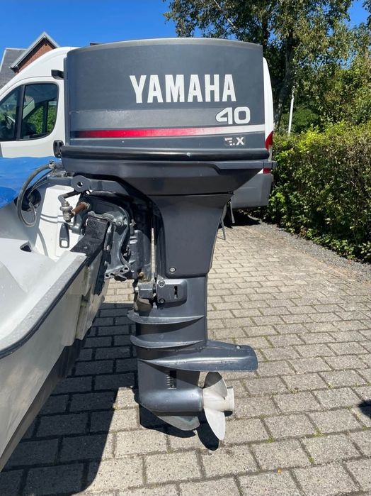 Barca cu motor si peridoc