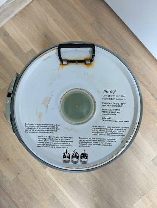 Adeziv liipește metal,lemn,etc .Disponibil 4 găleți.400 lei/buc