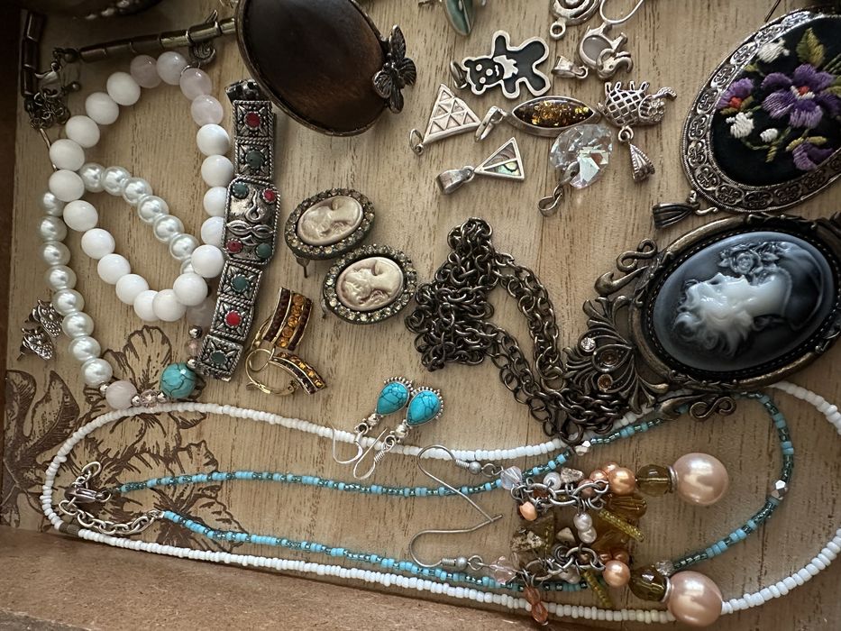 Обеци, колиета, пръстени, комплекти