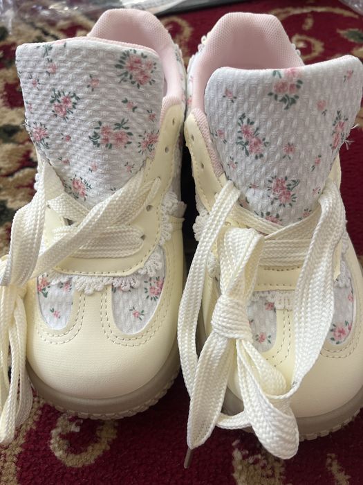 Продам кроссовки  35-36размер