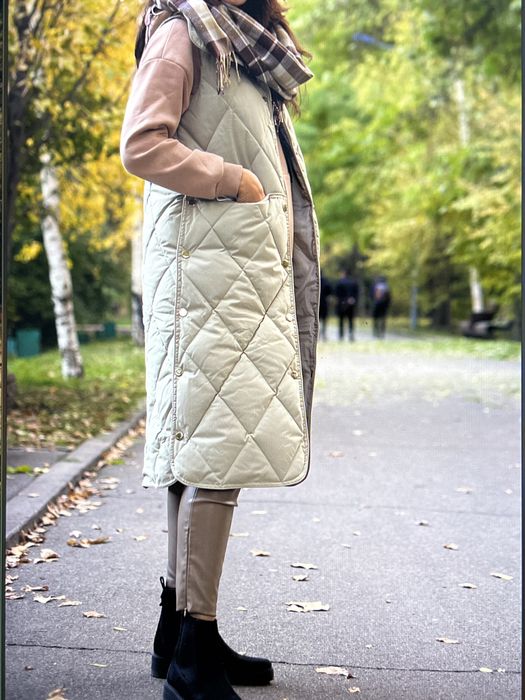 Безрукавка длинная в молочном оттенке