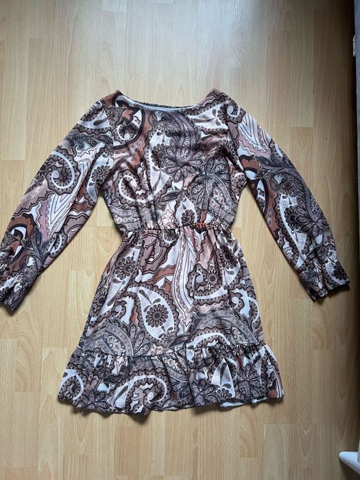 Къса бежова рокля
Размер:М
Ново
Цена:30лв.