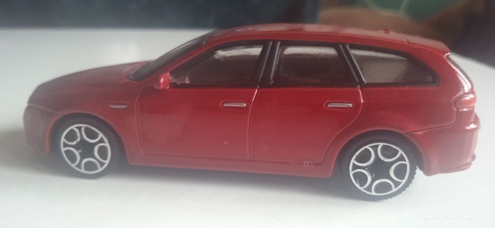 Продавам колекция автомобилчета Burrago