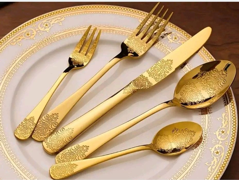 Луксозен Комплект Златни Прибори с Барокови Гравировки
​Превърнете вс