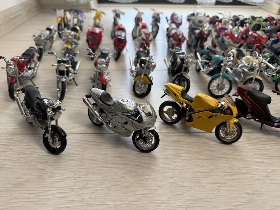 Lot Machete MAISTO - Motociclete 1:18  (Honda,Yamaha,Bmw,Suzuki,Harkey,Ducati)
