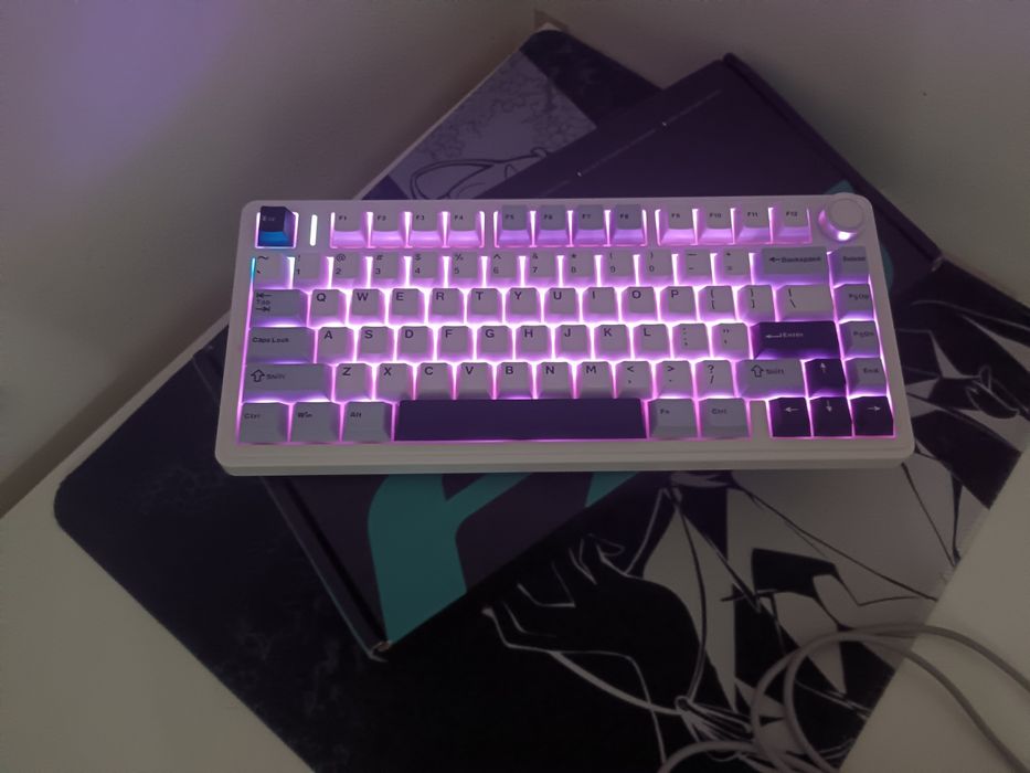 Продам клавиатуру aula f75