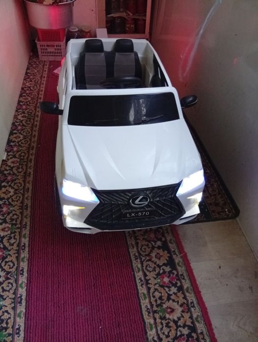 Lexsus bolalar moshinasi