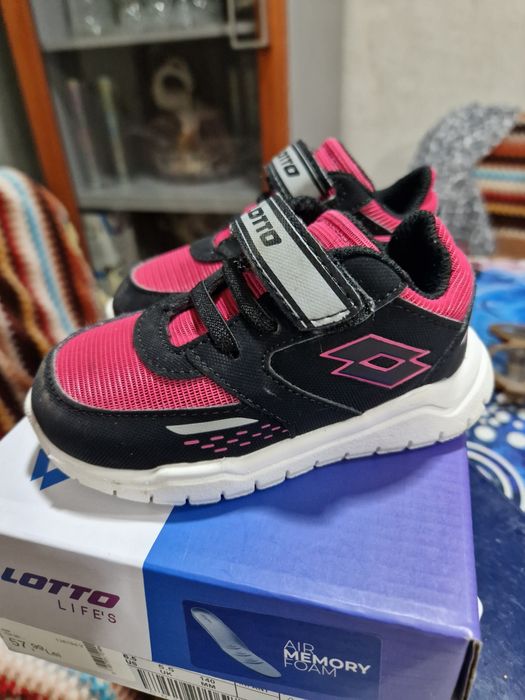 Vand adidasi de fetite