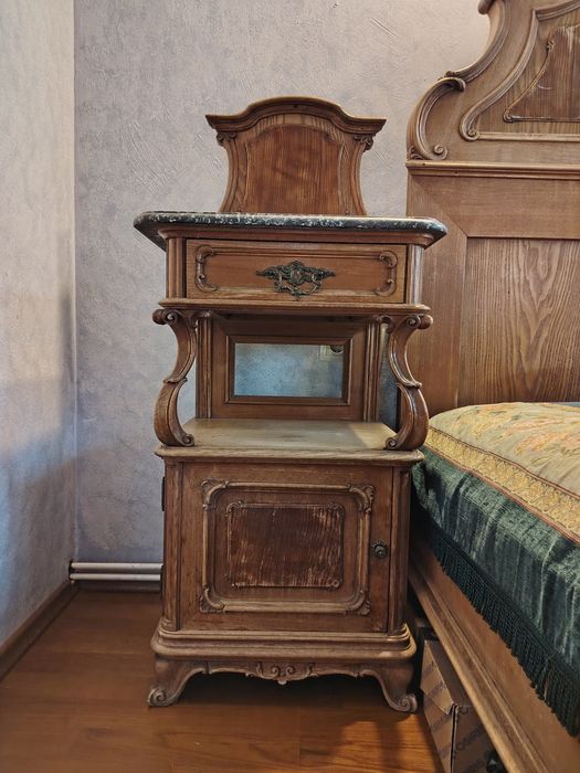 Vând mobila veche de dormitor