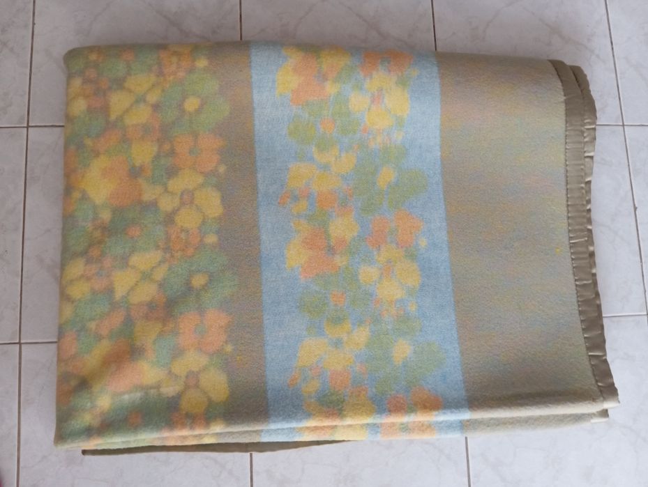 Вълнено одеяло в пъстри цветове гр. София Стрелбище • OLX.bg