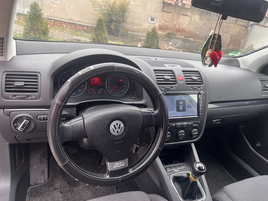 Vanad sau schimb mai multe detali