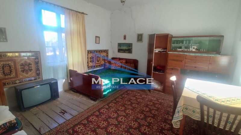 Продавам две къщи с парцел ,на две улици и площад