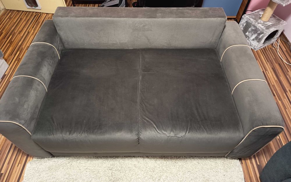 Двуместен сив диван