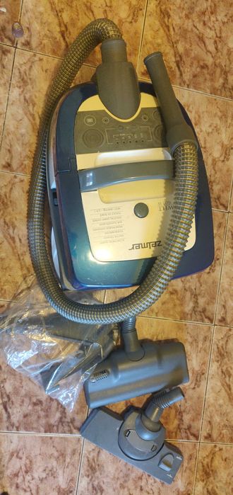 Aspirator fara sac, pe baza de apa, cu accesorii, functional