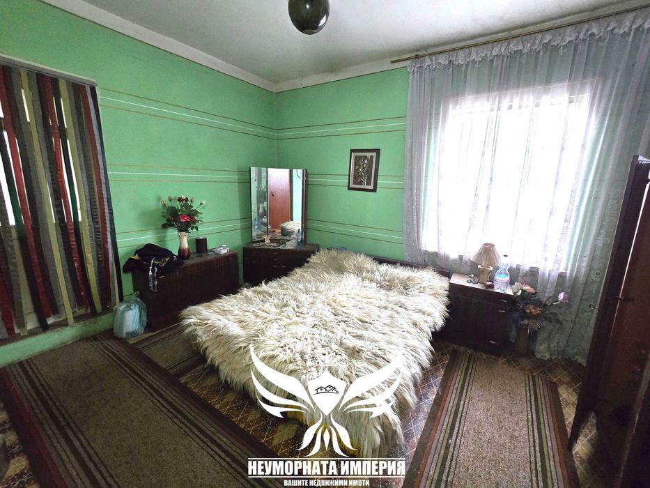 Продавам двуетажна къща с постройки 280РЗП с 900кв двор село Червен