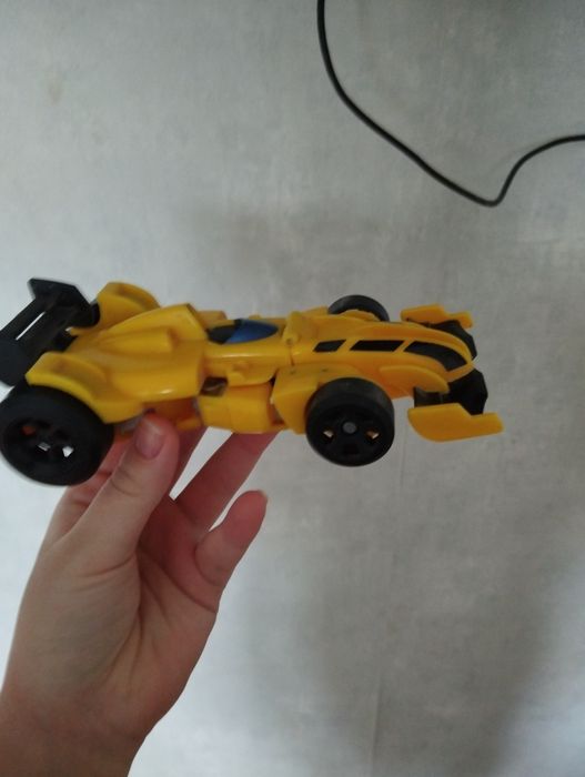 Продаю трансформер Бамблби машину-робота