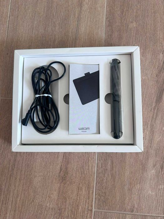 Tabletă grafică Wacom Intuos Small (S) Black – Stare impecabilă / Cutie completă