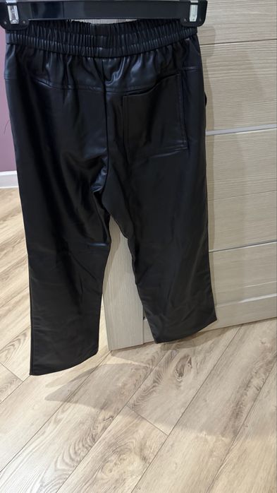 Продам черные еожаные брюки для девочки