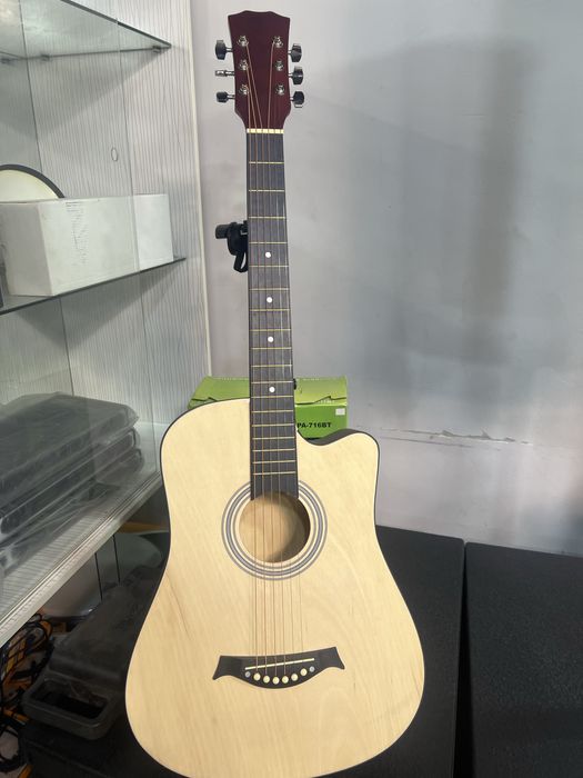 gitara sotiladi 600 000 kelishiladi