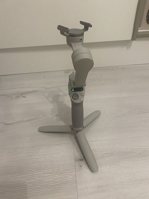 DJI Osmo Mobile SE – работещ стабилизатор за телефон + принадлежности